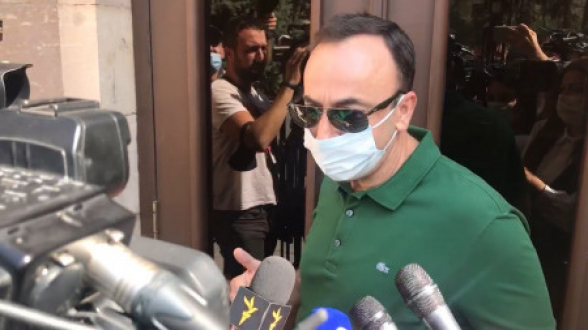 Սպասեք մի քանի ժամ ու ամեն ինչ կիմանաք. Հրայր Թովմասյանը եկավ Սահմանադրական դատարան (տեսանյութ)